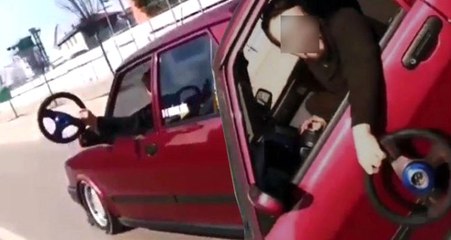 Trafikte Pes Dedirten Görüntüler! Seyir Halinde Direksiyonu Söktü