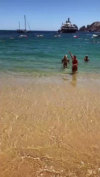 Étourdi par d'autres femmes présentes à la plage, cet homme a totalement oublié le sien