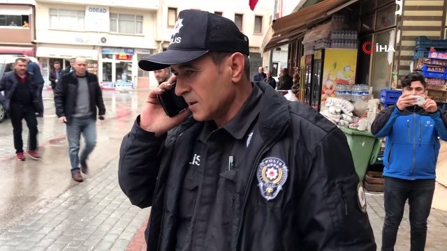 Biri kuyumcuyu darp etmeye kalktı, diğeri 5 kilo altını çaldı...Silahlı kuyumcu soygunu kamerada