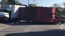 Evere : un conteneur tombe d’un semi-remorque sur un camion