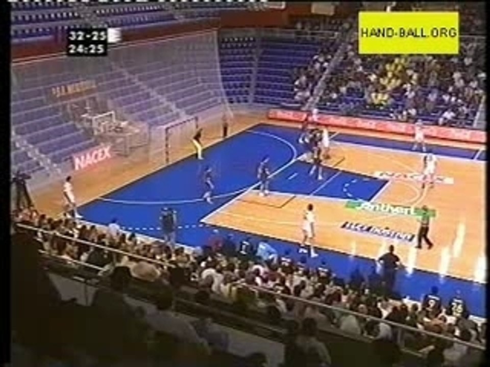 Quand un footballeur vient faire du handball  :D