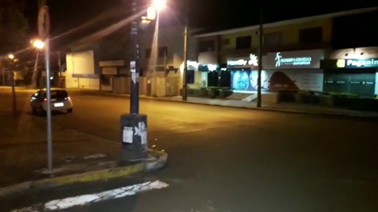 Carro atinge semáforo no centro