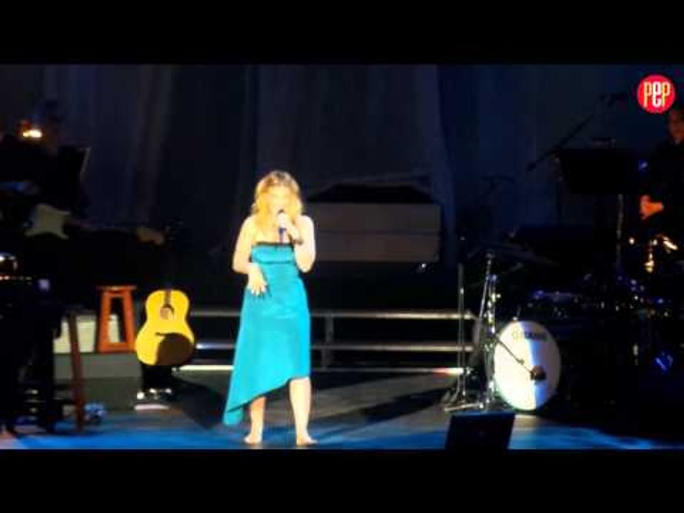 Idina Menzel sings Let it Go in Tagalog