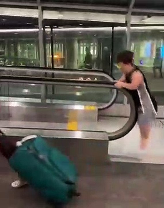 Ce nain nage sur une rampe d'escalator !