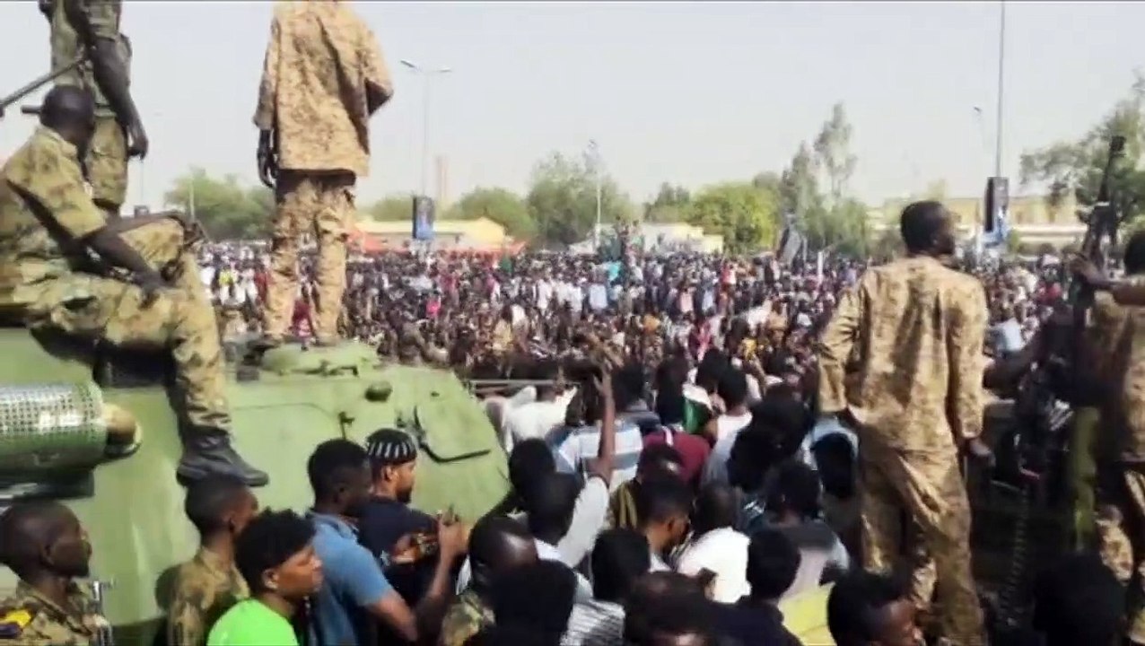 حشود ضخمة من السودانيين في وسط العاصمة الخرطوم قبل إذاعة بيان الجيش