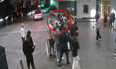 Ünlü dövüşçü hayranının telefonunu parçaladı