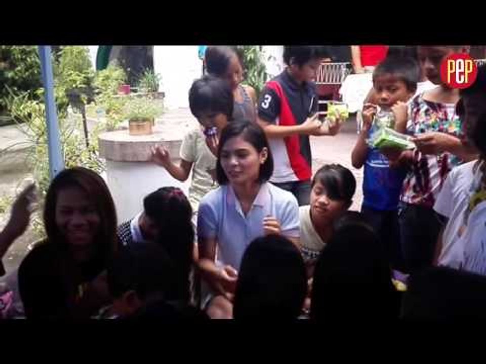 Lovi Poe raps "Stupid Love" with streetchildren