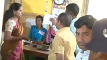Lok sabha elections 2019 : పోలింగ్ బూత్ వద్ద కవితకు చేదు అనుభవం || Oneindia Telugu
