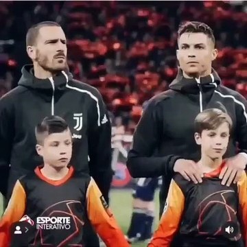 Ajax-Juventus, la carezza di Cristiano Ronaldo al tifoso