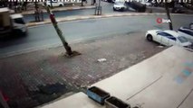 Ataşehir’de minibüsün servis aracına adeta ok gibi saplandığı kaza kamerada