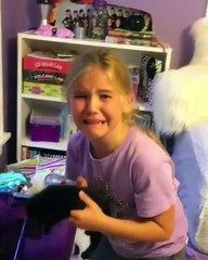 La réaction de cette petite fille qui reçoit son premier chaton est unique. Très émouvant !
