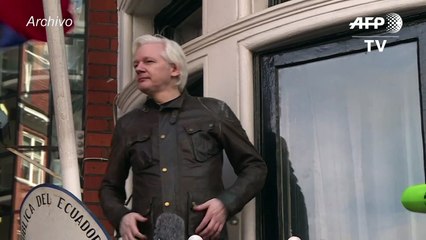 Policía británica detiene a Assange en la embajada de Ecuador en Londres