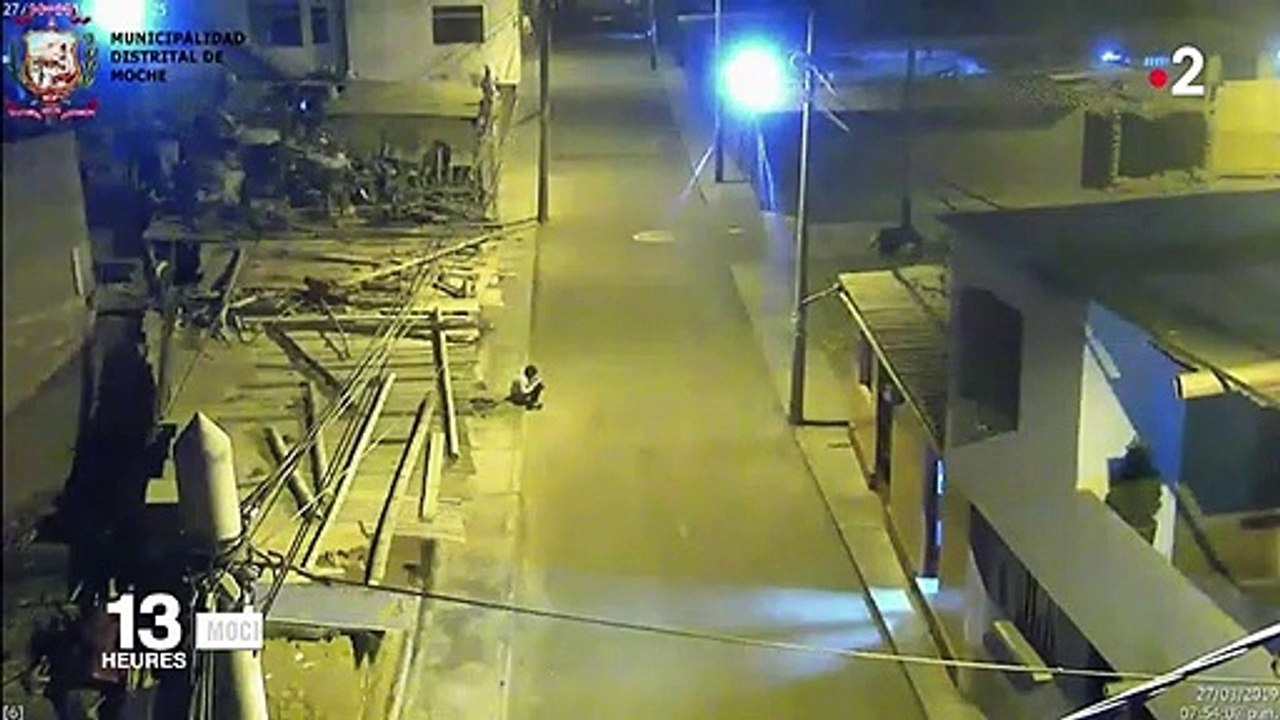 Pérou : un enfant fait ses devoirs sous un réverbère et suscite l'émoi