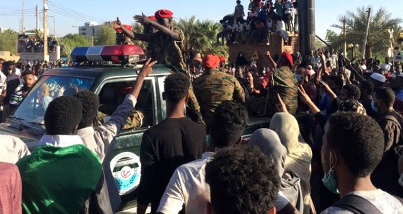 Son Dakika! Sudan Savunma Bakanlığı: El Beşir'i Tutukladık, Askeri Konsey İki Yıl Görev Yapacak