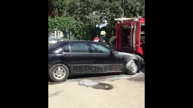 Report TV - Një automjet merr flakë në zonën e ish- Bllokut, nuk ka të lënduar