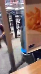 Un agent de sécurité de McDo se fait agresser par deux jeunes et sort son arme