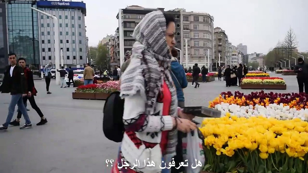 Watch  the love of the people of Mo  Salah when a young man raised his image in the streets of Turkey