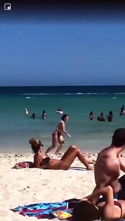 Une fille ivre veut absolument jouer à saute mouton sur la plage