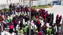 Kavga ihbarı yapılan okulda polislere çiçekli sürpriz kutlama