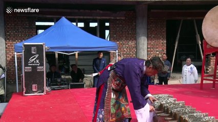 Kung fu master walks on blades' edges barefoot in China's Sichuan