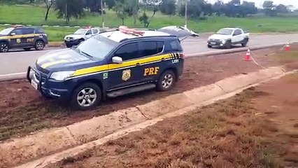 Carro carregado com drogas capota na BR-364, no MT