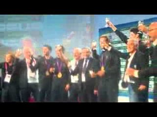 Il brindisi a casa Italia dopo l'oro nel fioretto maschile a squadre