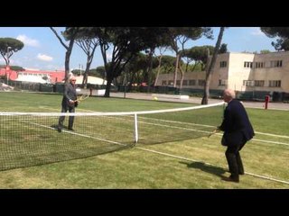 Internazionali d'Italia 2014, presentazione: Pietrangeli e Scanagatta giocano a tennis sull'erba