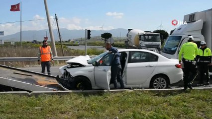 Aliağa'da kamyonet ile otomobil çarpıştı: 3 yaralı