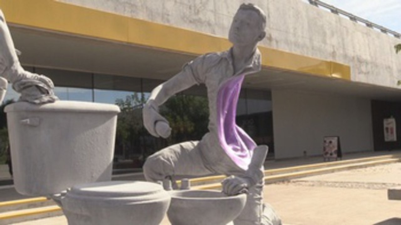 Esculturas muestran la brecha de género en las tareas de hogar en Argentina