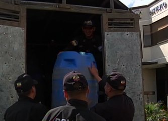 Video herunterladen: Seis mil litros de licor artesanal fueron decomisado en Quito