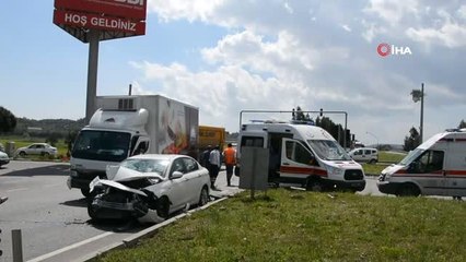 Aliağa'da Kamyonet ile Otomobil Çarpıştı: 3 Yaralı