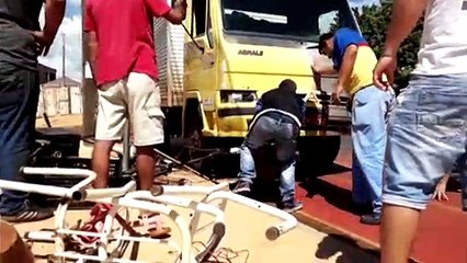 Caminhão passa sobre bicicleta em acidente  na Tito Muffato