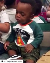 Regardez ce bébé entrain de lutter contre le sommeil. Trop mignon !