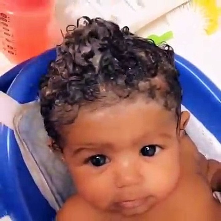 La réaction de ce bébé pour son premier shampoing de la journée va vous faire sourire. Adorable !