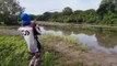 Un  pêcheur se fait voler sa prise par un crocodile qui le course