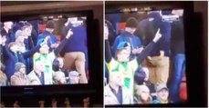 Descuido de adepto nas bancadas do estádio é captado por câmara televisiva