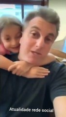 Eva! Quer falar alguma coisa?  Luciano Huck
