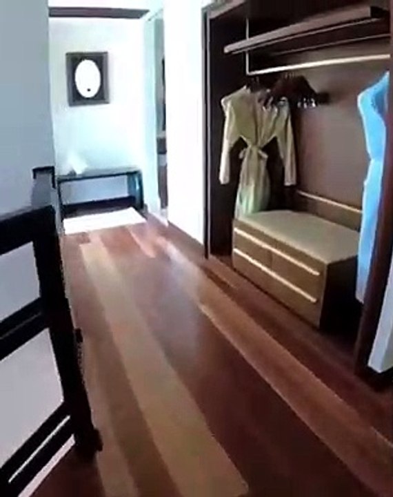 Réveil dans une villa avec toboggan aux Maldives