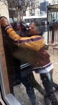 Un agent de sécurité sort son arme face à deux agresseurs