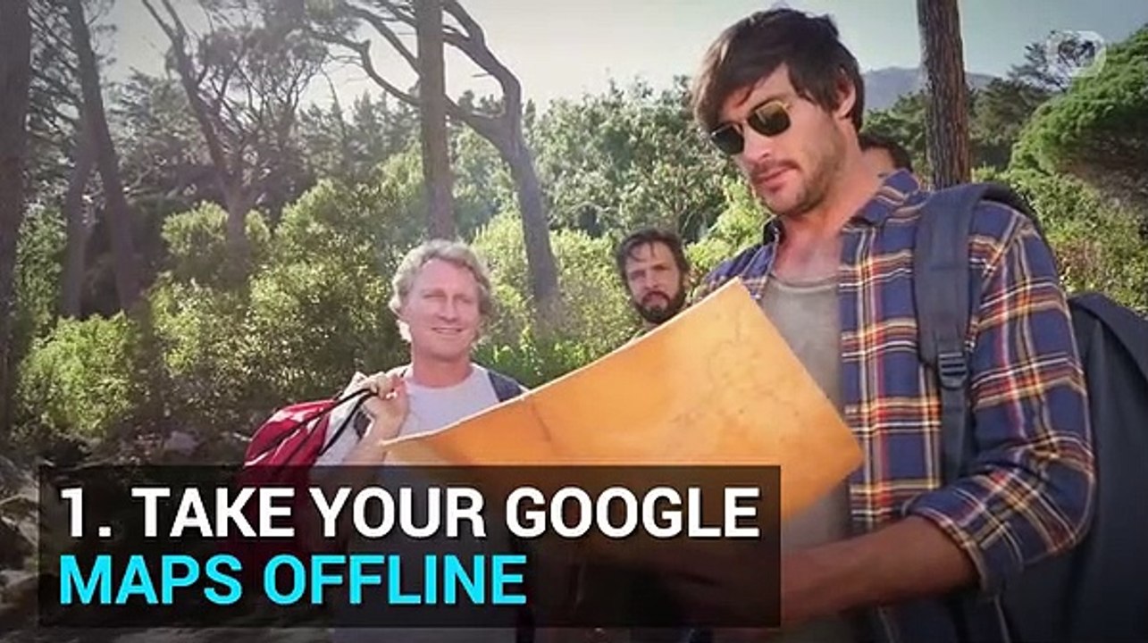 Une blonde lance une hache sur une cible