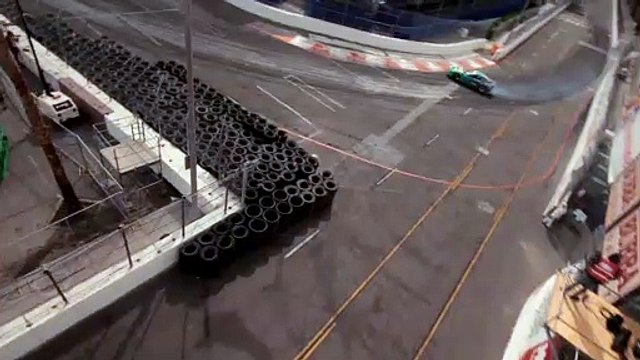 Un drone filme une Corvette C6 qui drifte sur un circuit