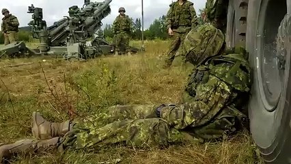 Ce soldat s'assoupit au beau milieu d'un champ de bataille et se fait réveiller d'une façon pas très douce