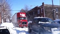 Lucha Con la Nieve: las Derivas, los Tractores, los Camiones y los Indefensos Coches