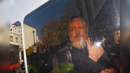 Ecuador deja a Assange sin asilo y le suspende la nacionalidad
