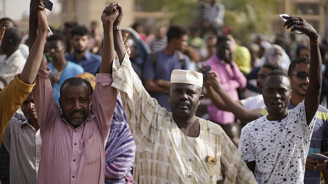 ماوراء الخبر-بعد عزل البشير.. ما مسار المشهد السياسي بالسودان؟