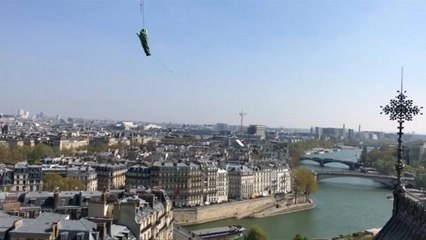 Les statues de Notre-Dame s'envolent au-dessus de la capitale