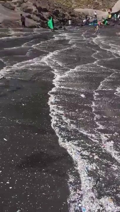Elle filme les tonnes de déchets de microplastiques accumulés sur une plage de Tenerife, aux Canaries