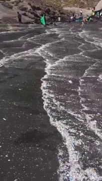 Elle filme les tonnes de déchets de microplastiques accumulés sur une plage de Tenerife, aux Canaries