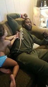 Je crois que cet homme déteste les lezards