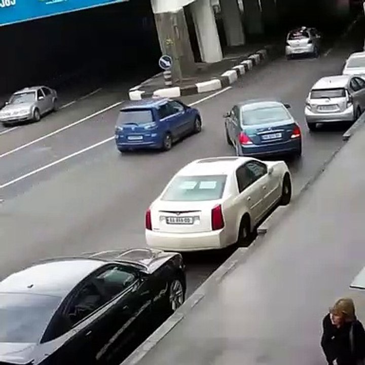 Ce conducteur a une bien curieuse façon de se garer